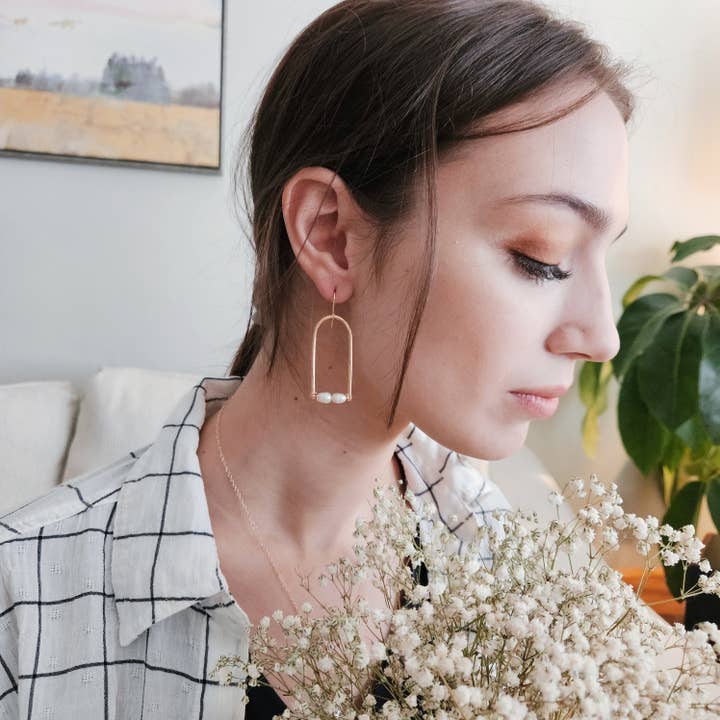 Orecchini con perle riempite in oro 14k - Design delicatamente martellato per la vendita all'ingrosso da parte di Sunny Bay Handmade Jewelry