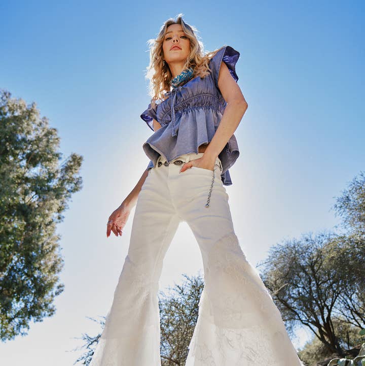 15503P - Jean évasé en denim à volants en dentelle taille mi-haute pour la vente par Blue B