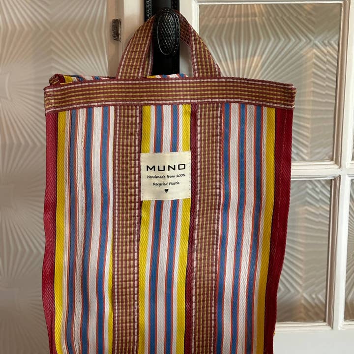 Sac fourre-tout en nylon recyclé fait main - Rouge & Jaune pour la vente par Muno