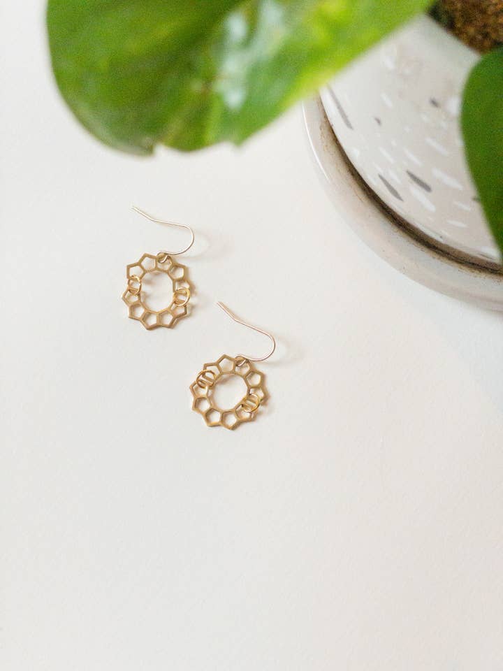 Boucles d'oreilles pendantes plaquées or en nid d'abeille pour la vente par Made by Caylea