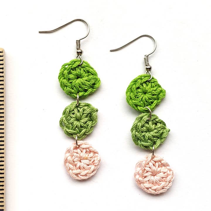 Boucles d'oreilles pendantes en crochet faites pour la vente par Royaboya Handmade
