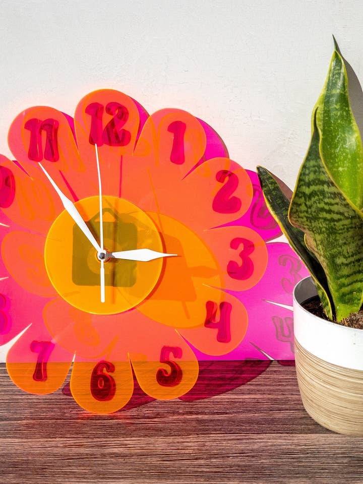 Orologio da parete Blacklight Daisy per la vendita all'ingrosso da parte di Shelfish Modern