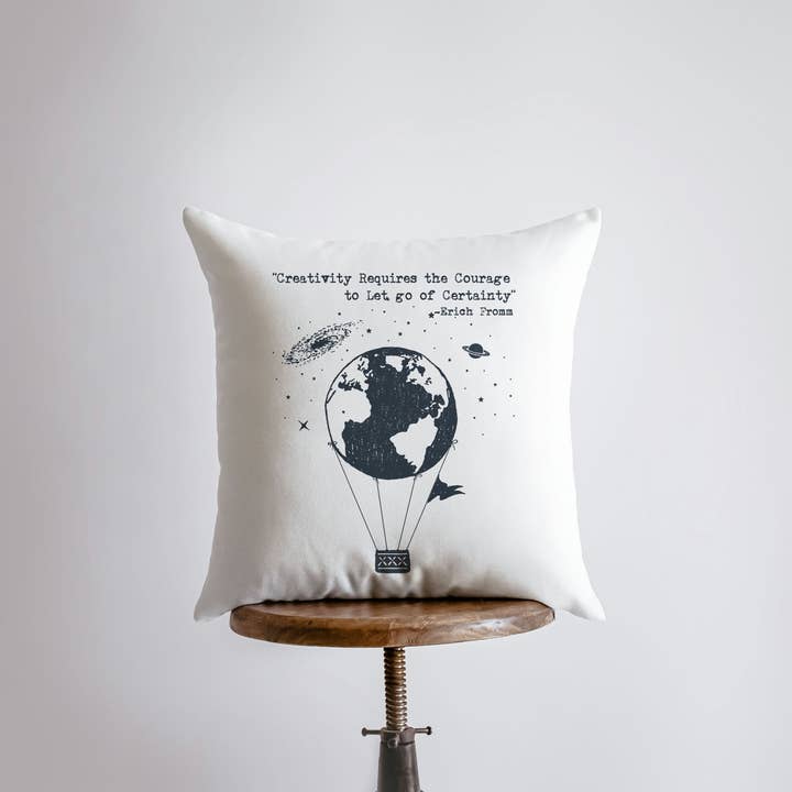 UniikPillows – wholesale Prydnadskuddfodral – Kreativitet kräver mod att släppa säkerhet Kuddfodral | Varmluftballong Kudde | Berömda citat | Motiverande citat | Room Decor
