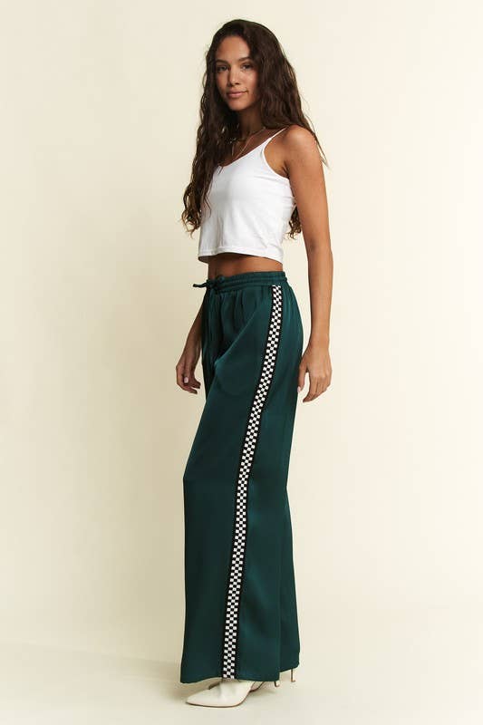 JADE BY JANE - Venta al por mayor Pantalones de chándal/cómodos - Mujer - PANTALONES DE CHÁNDAL DE SATÉN SÓLIDO CON CINTA LATERAL DE DAMERO9