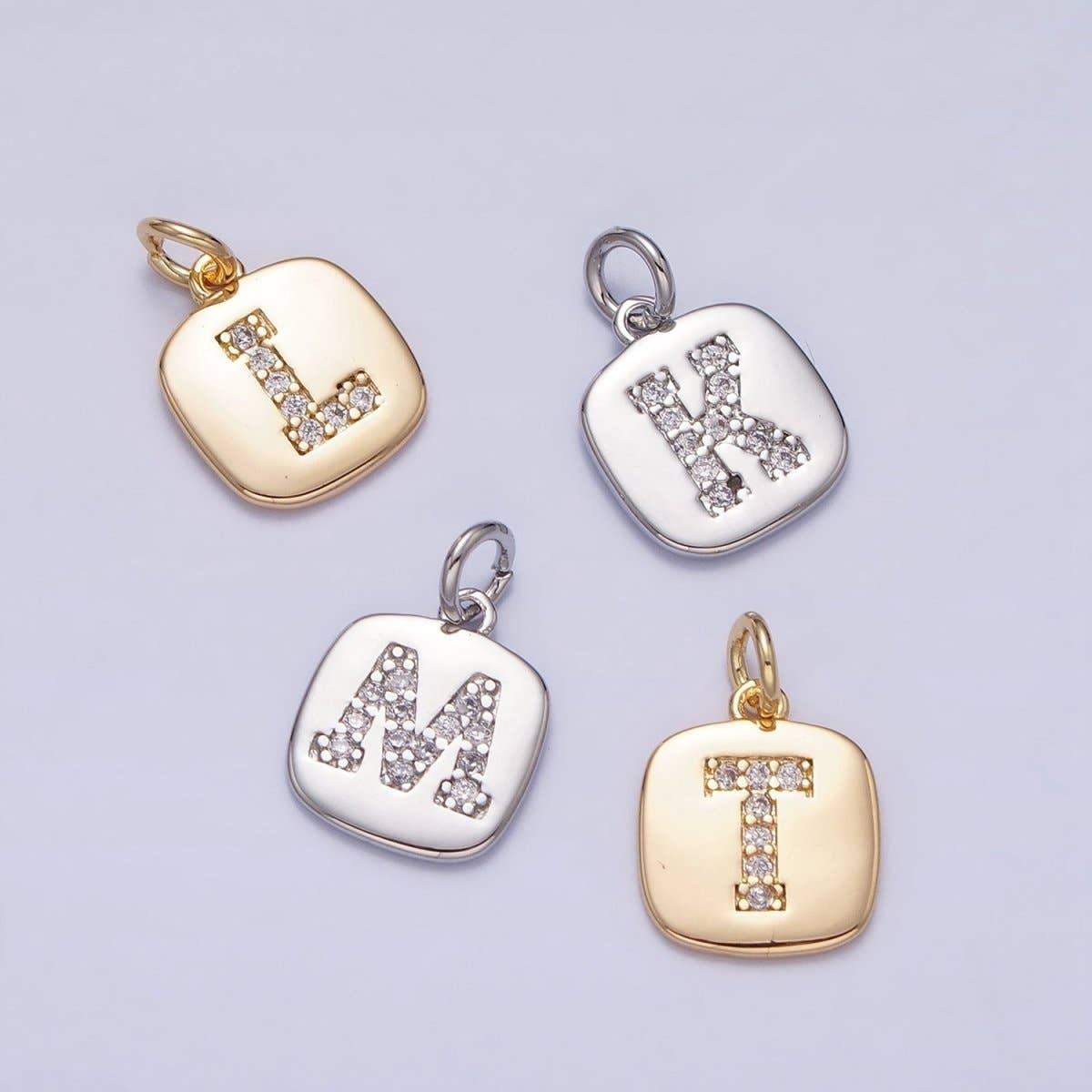 Aim Eternal - Vente Breloques/médailles personnalisées - Pendentif personnalisé avec initiale en pavé micro CZ carré argenté clair | A-266-A-27827