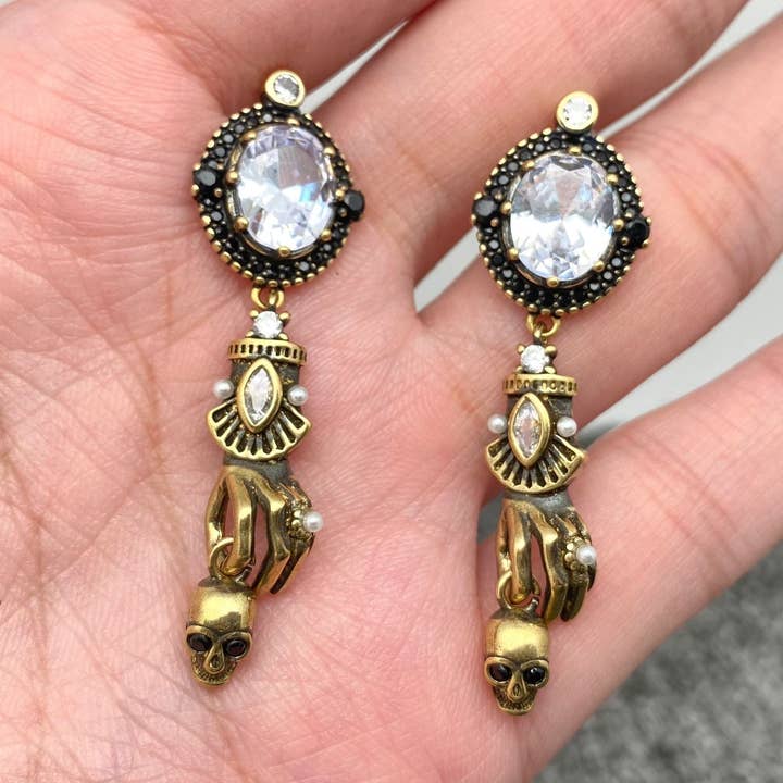 The Skull In Hand Vintage Gothic Charm CZ Post oorbellen - GT voor wholesale door Mio Queena