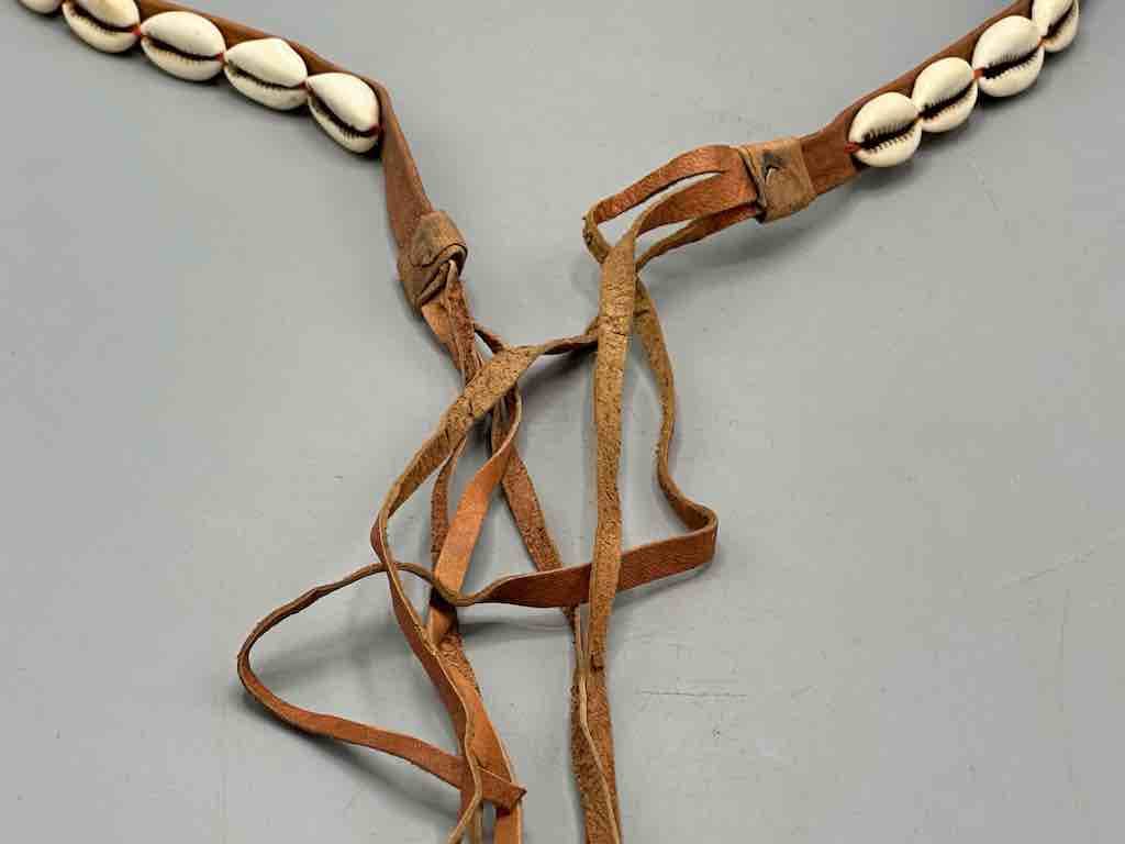 The Niger Bend – Großhandel Gürtel – Damen – Schmaler afrikanischer Krawattenverschluss aus echtem Kaurimuschelleder13