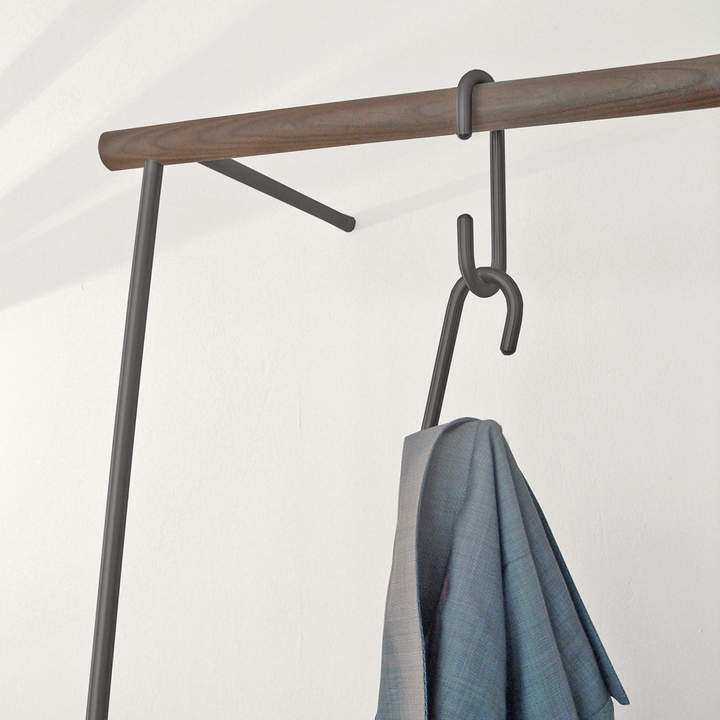 roomsafari - Venta al por mayor Percheros - LITTLE LEANON II perchero inclinado tamaño L4