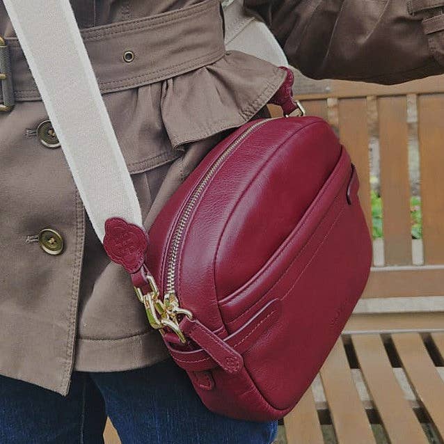 Borsa fotocamera in pelle Laura - fatta a mano da Saddler, compatta, elegante e pratica per la vendita all'ingrosso da parte di SADDLER