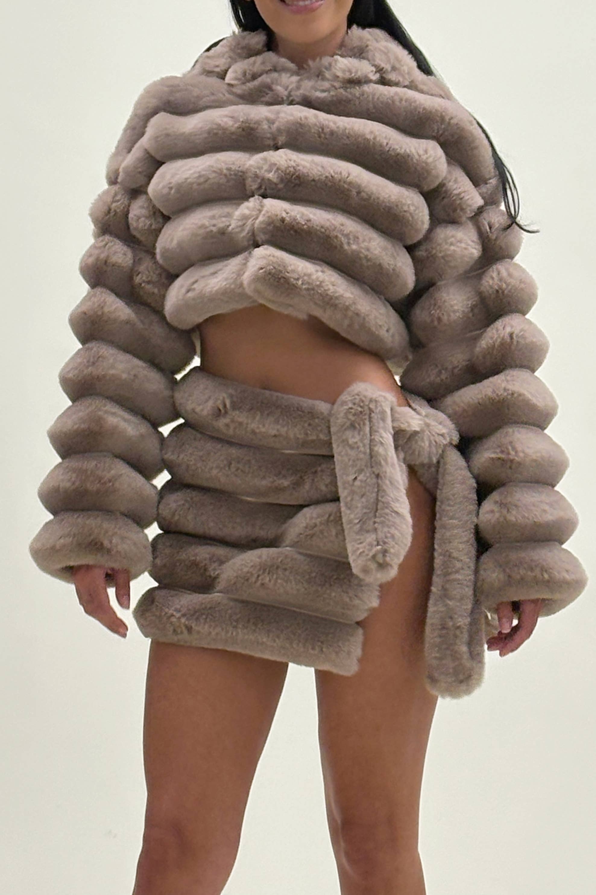 Rehab Lab – Conjunto de top e saia - Mulher por atacado – Conjunto de Casaco Curto Felpudo de Duas Peças e Saia com Racha