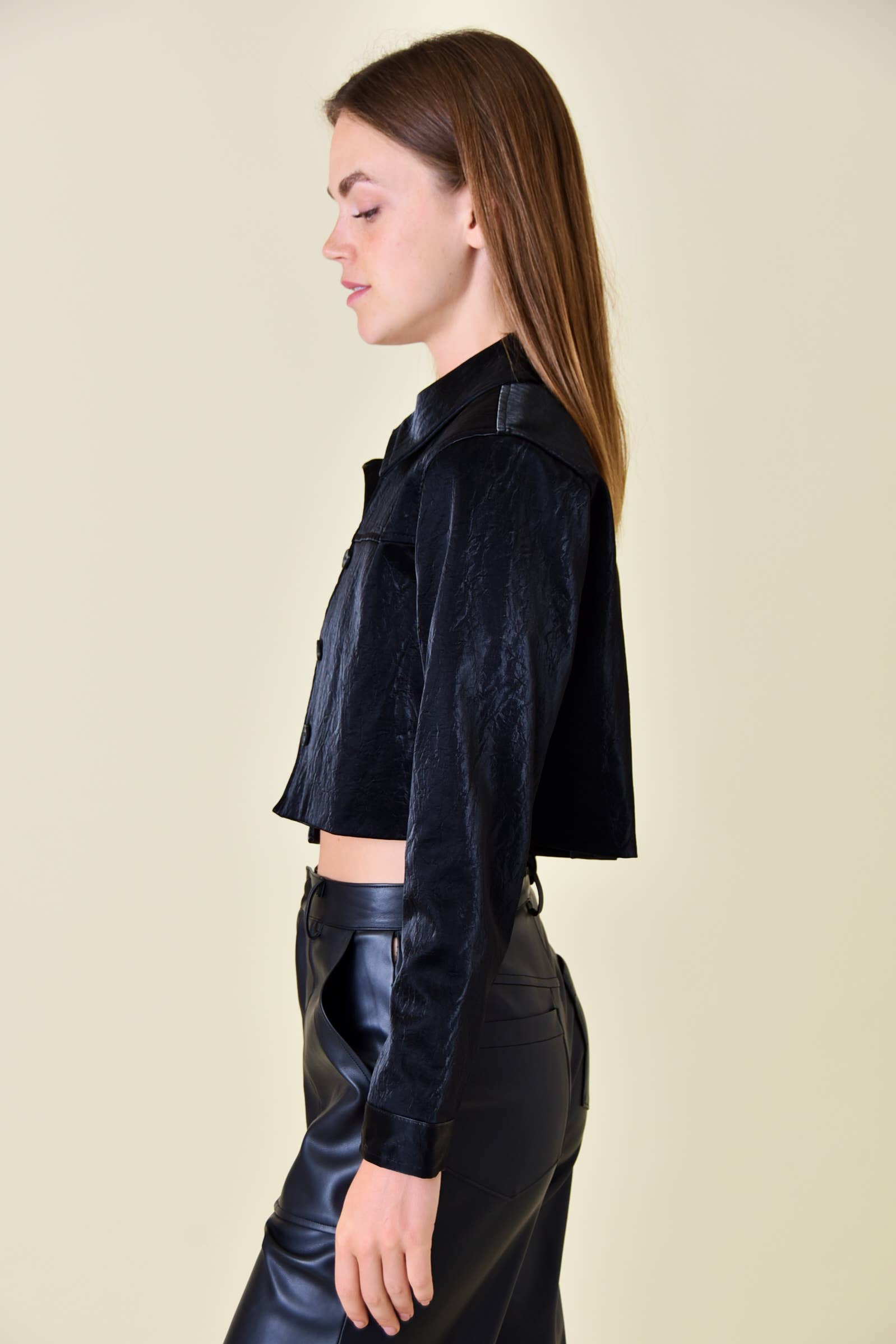 Zwart HALFKORT JACK VAN VEGANISTISCH LEER MET KNOOPSLUITING - OI6010FO voor groothandel op Faire5