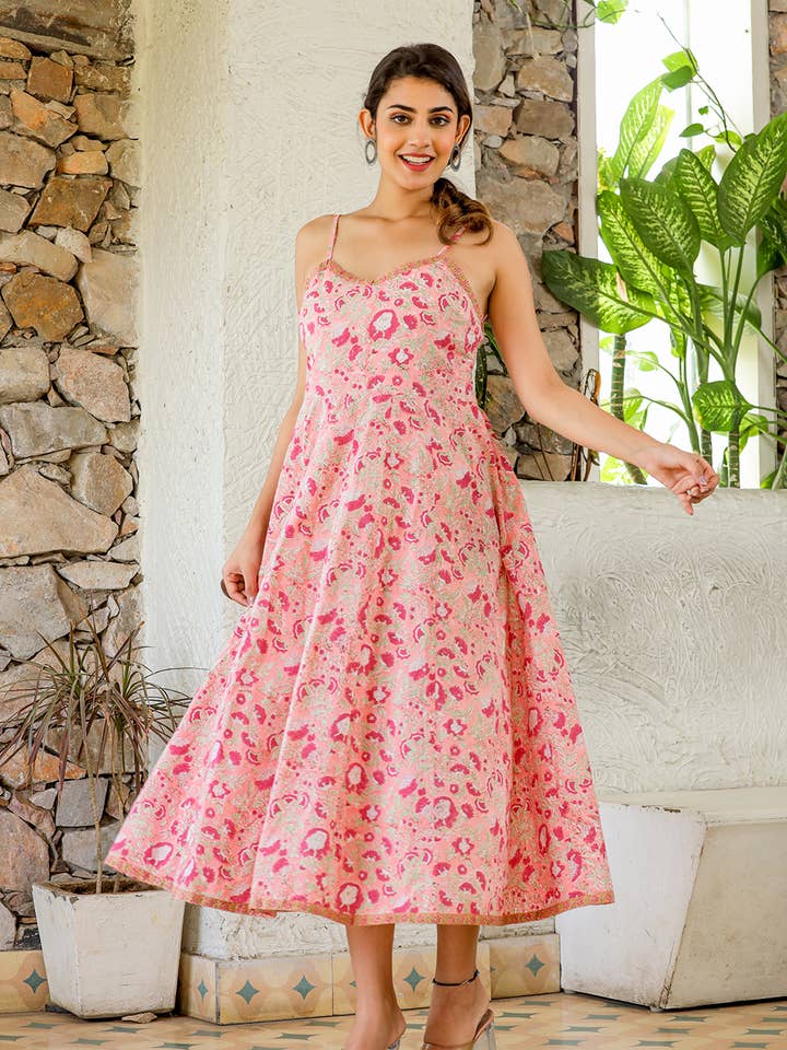 BEZAUBERNDES ROSAFARBENES BAUMWOLL-HANDBLOCKKLEID: EINE MISCHUNG AUS ANMUT UND für den Großhandel von PEI
