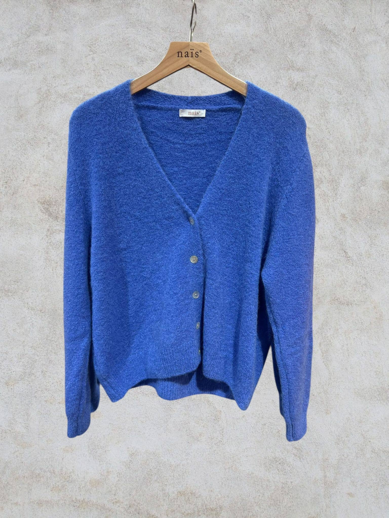 NAÏS PARIS – Engroshandel Cardigan - Dame – Kort v-hals cardigan med knapper i superfin alpaka11