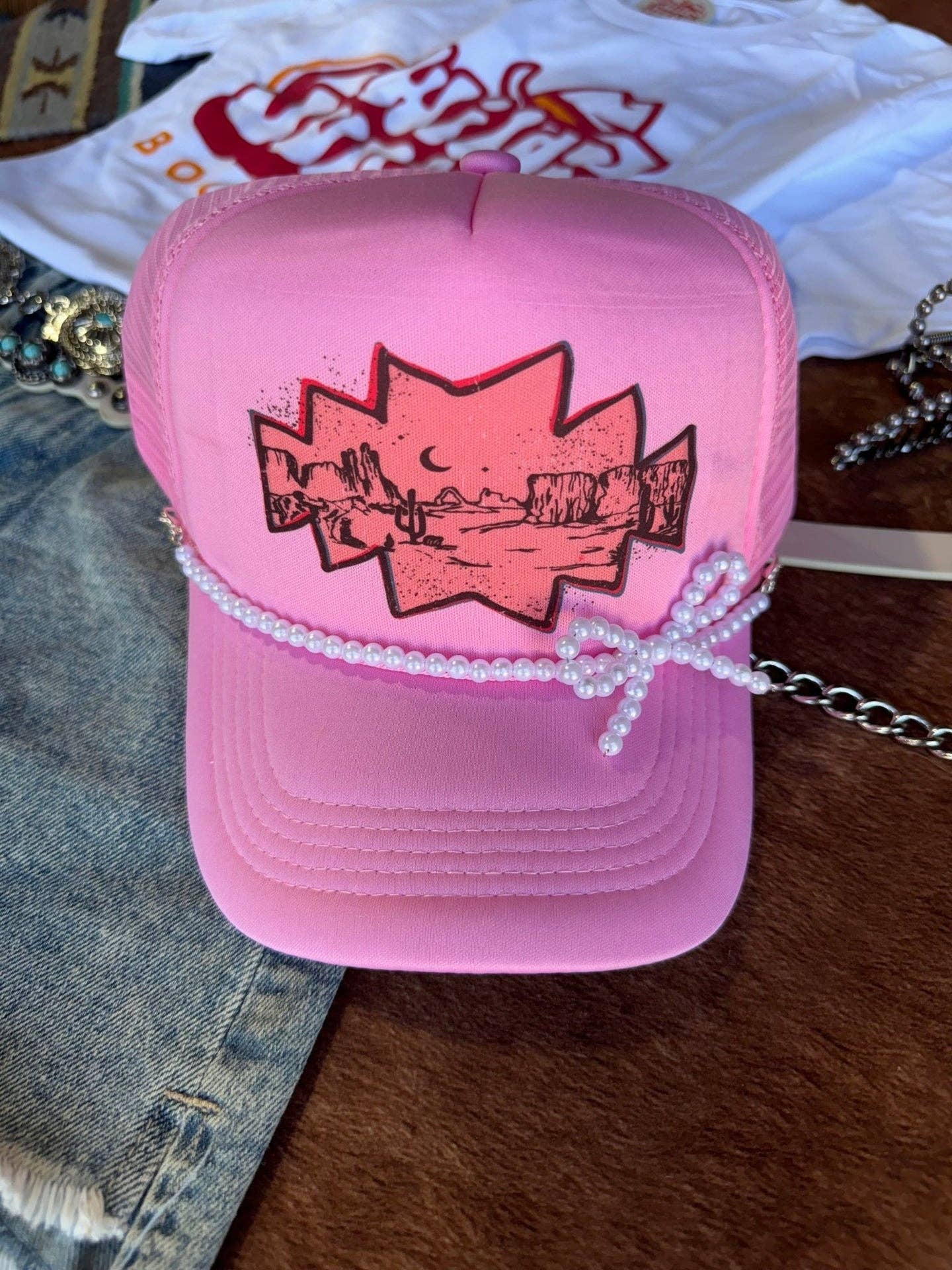 Wild Junkie - Vente Accessoire pour chapeau – femme - Chapeau Trucker Chaîne Nœud Papillon Blanc Perle2