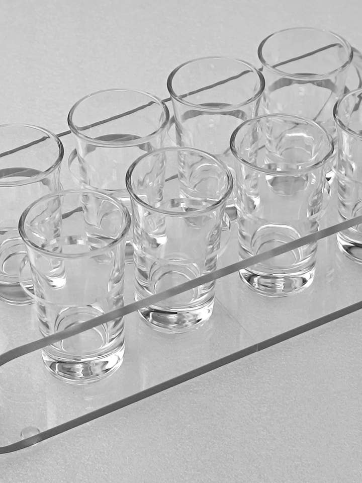 Ensemble de 8 verres à shot avec support acrylique à bords argentés pour la vente par DesignStyles Home