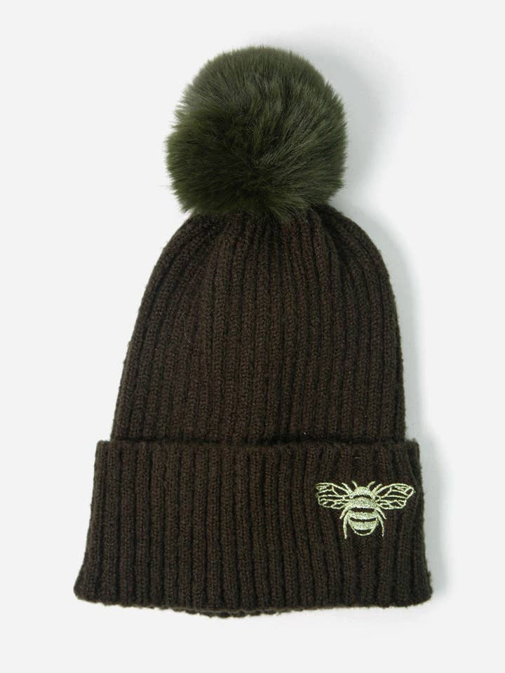 Bonnet à pompon kaki orné d'abeilles pour la vente par Sarta Accessories