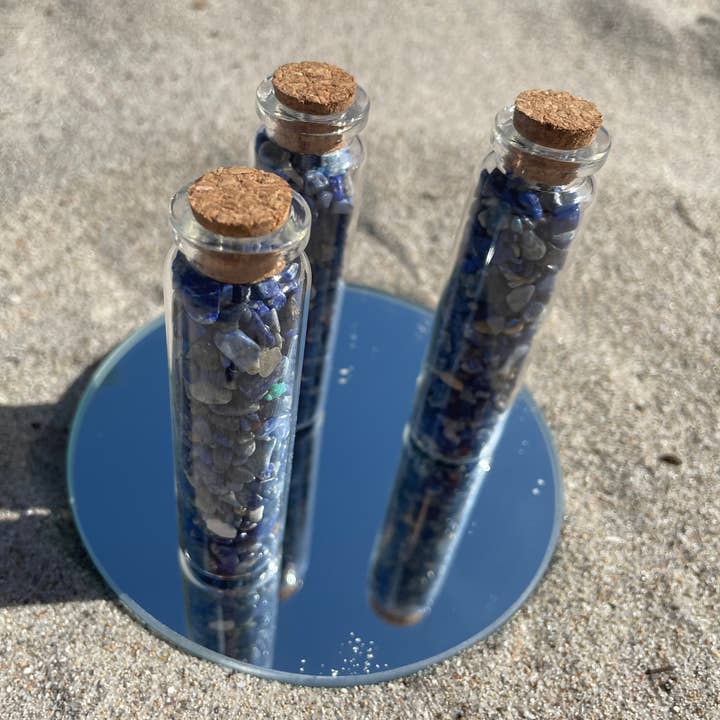 Souvenir, bouteille Moonstone. Bouteilles avec copeaux de pierres précieuses pour la vente par Art By Nataliia