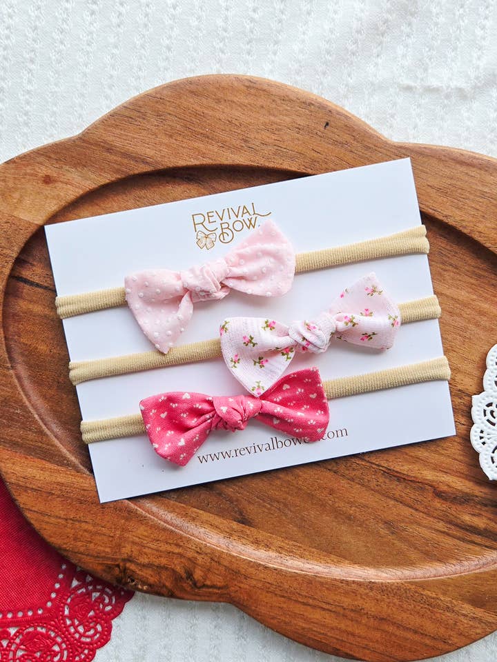 Ensemble de nœuds vintage rose floral sur bandeau pour la vente par Revival Bow Co.