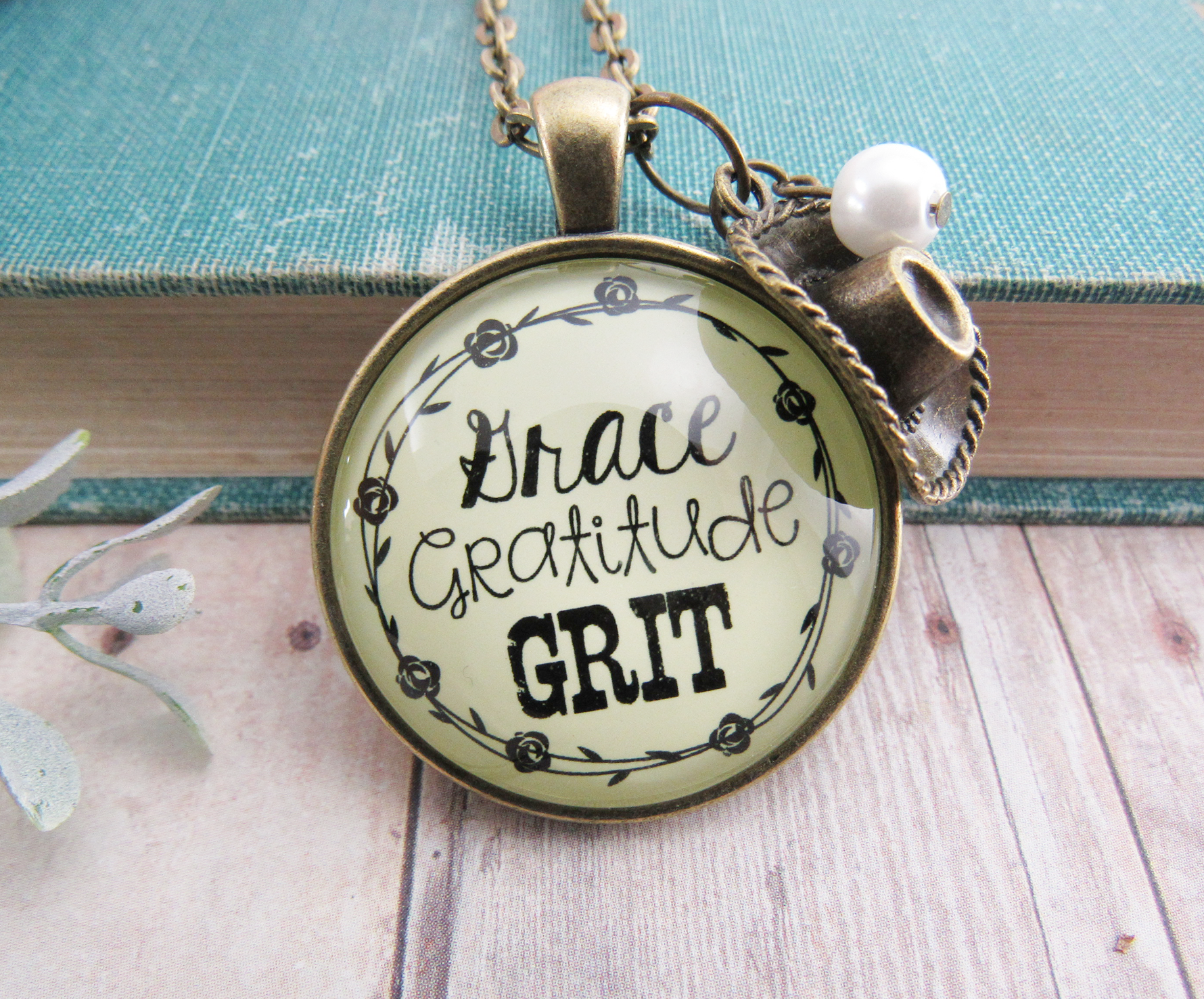 Gutsy Goodness - Vente Colliers à pendentif - Collier Grace Gratitude Grit Country, bijoux en forme de vache occidentale ^2