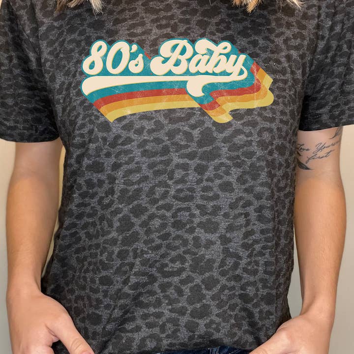 T-shirt léopard noir rayé rétro pour bébé des années 80 pour la vente par Kissed Apparel