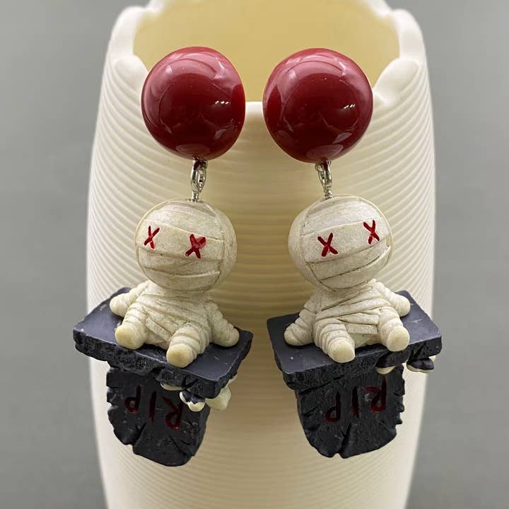 Orecchini pendenti in resina a forma di mummia per Halloween per la vendita all'ingrosso da parte di Mio Queena