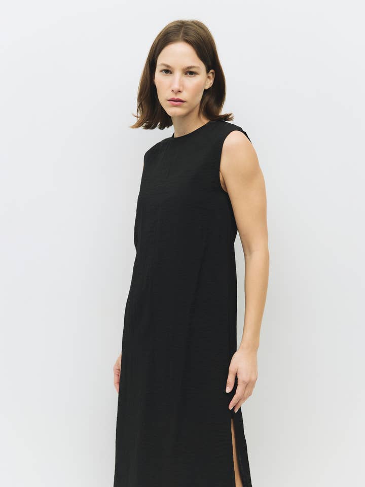 The Alden Kleid | Maxikleid mit Plissee und Rundhalsausschnitt für den Großhandel von MOD REF