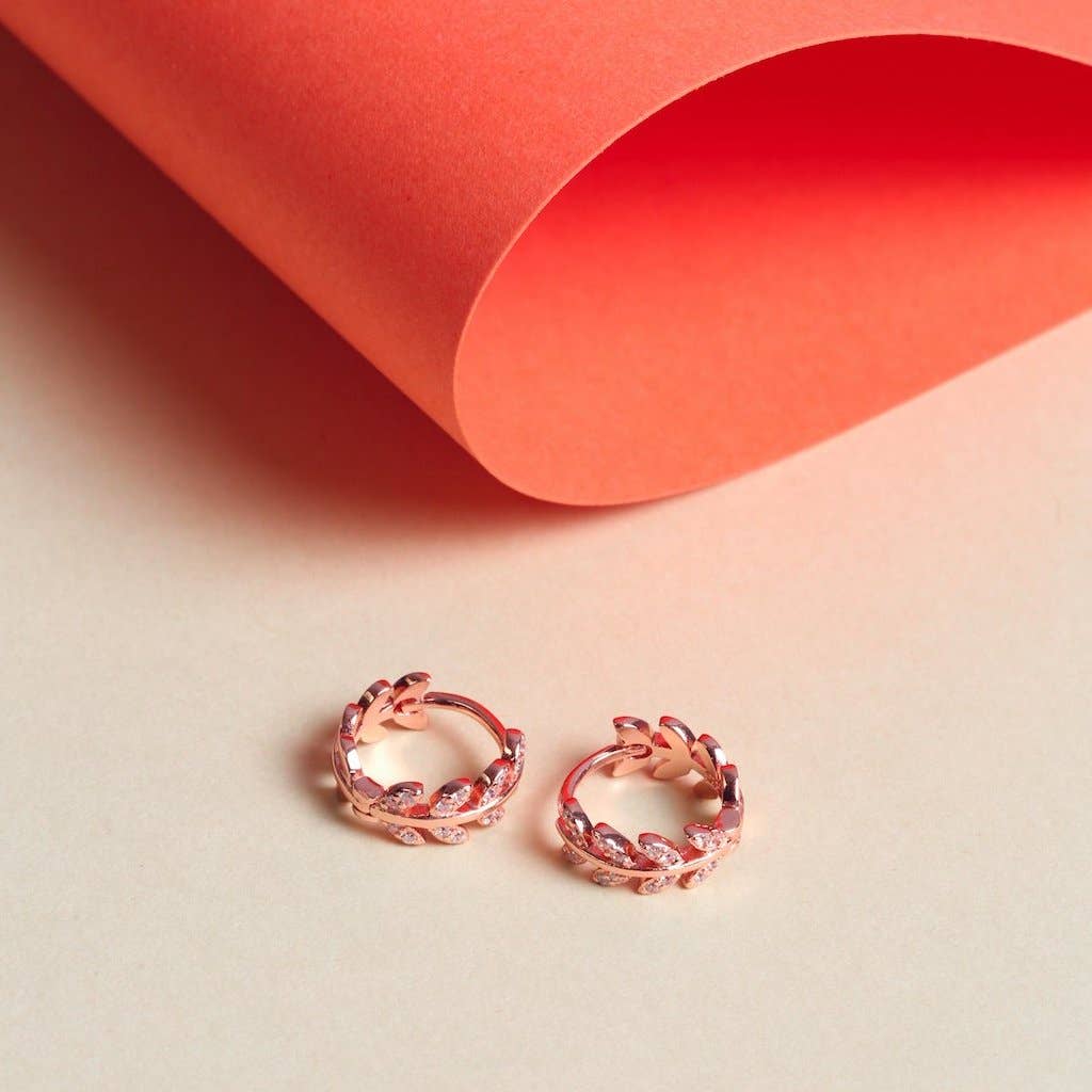 Ofina Jewelry - Venta al por mayor Pendientes de aro pequeños - Hojas de CZ Huggies7