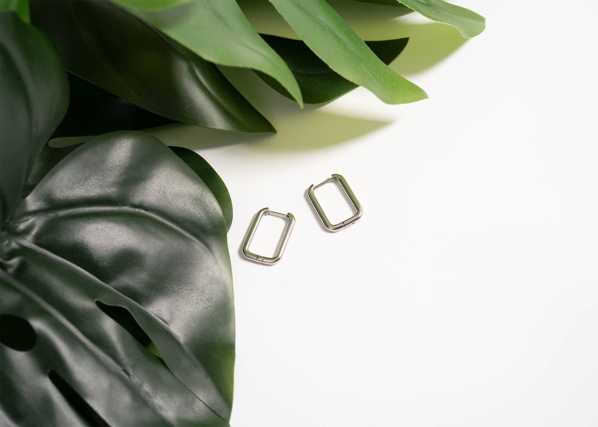 WJW - Vente Petits anneaux - Boucles d'oreilles huggie rectangulaires arrondies en PVD or 18K pour tous les jours8