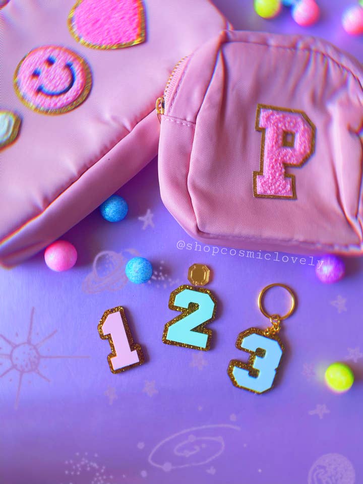 Varsity Number Nyckelringar för wholesale av Cosmic lovely