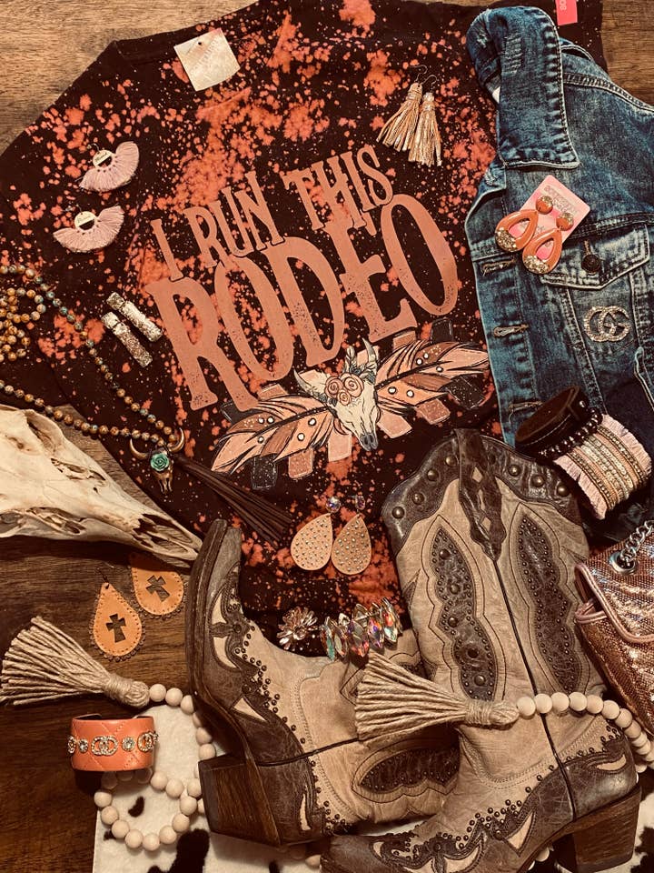 Jeg Styrer Denne Rodeo - Slidt Western Stil T-shirt for engroshandel hos Southern Fashion