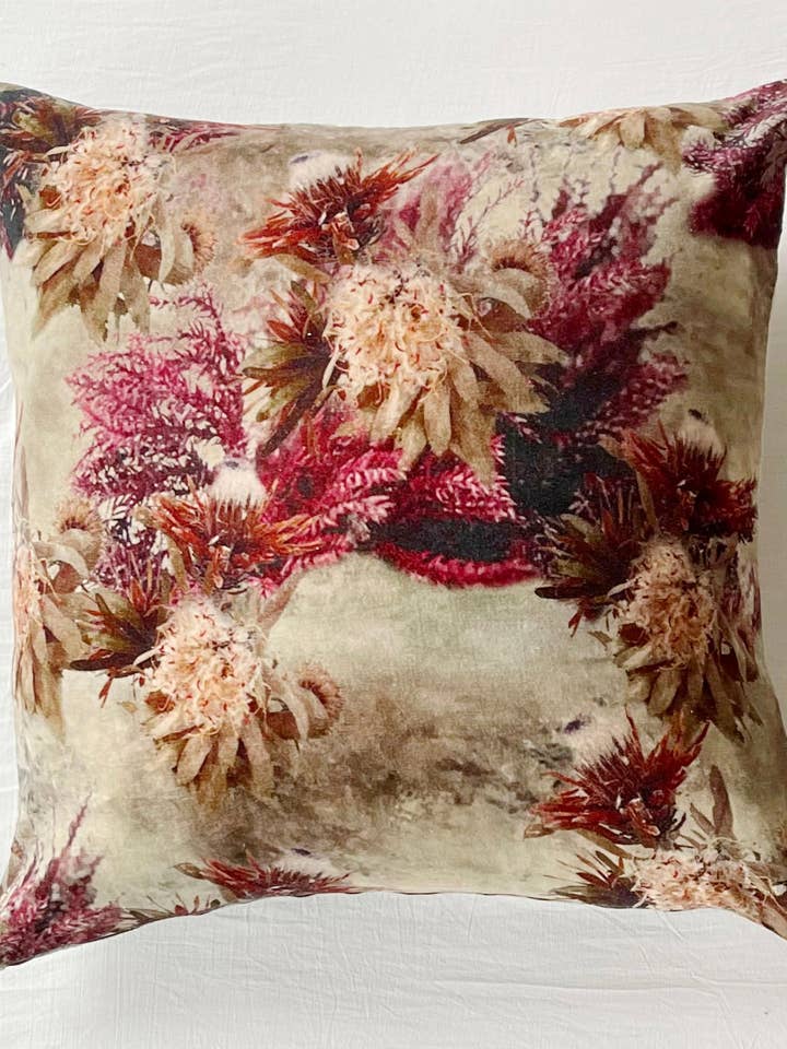 Fuchsia Floret - Coussin Carré Surdimensionné en Velours Luxueux pour la vente par Patina Vie