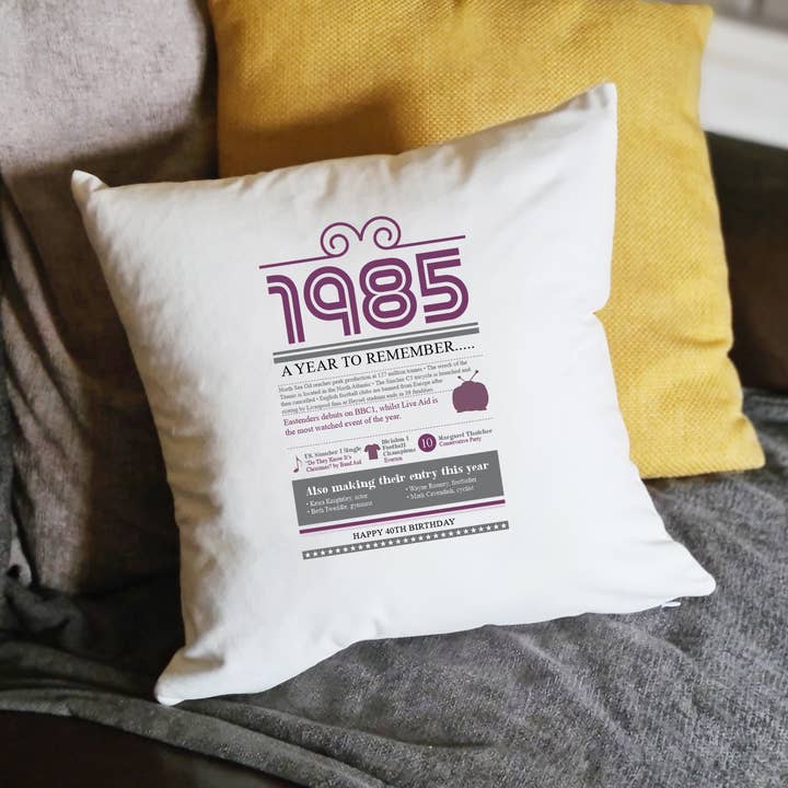 Cadeau d'anniversaire 40 ans Rétro Histoire pour 1985 Coussin pour la vente par Afewhometruths