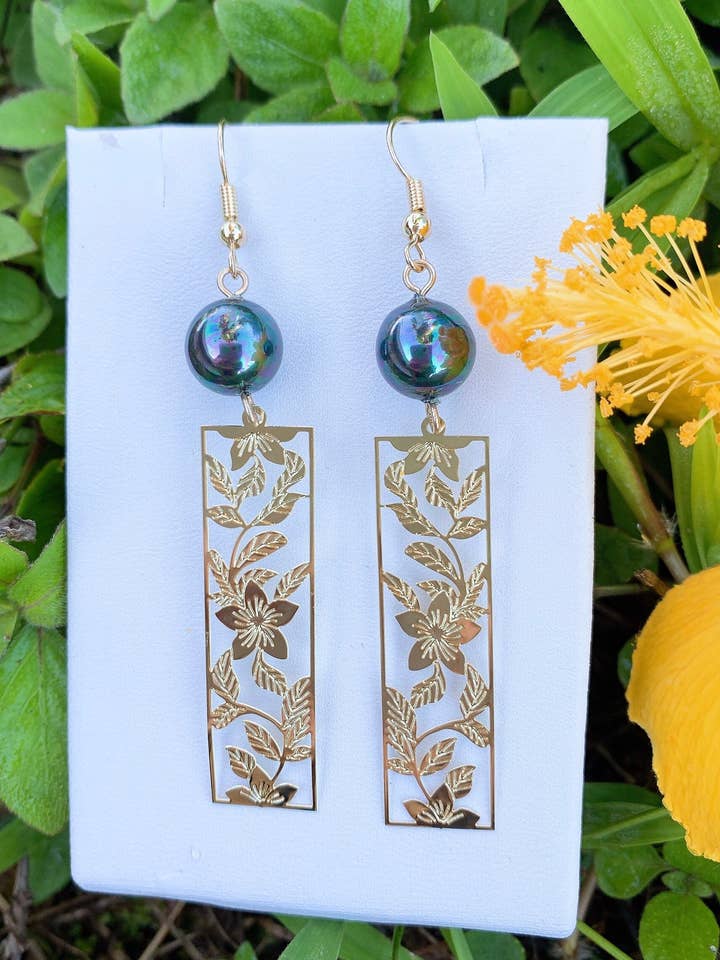 Barra floral de plumeria hawaiana: pendiente Hamilton de oro con perlas de concha para venta al por mayor de Anela's Jewelry