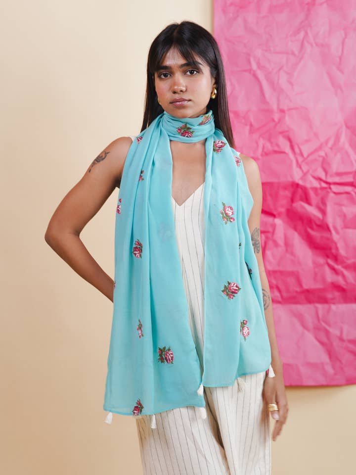 Écharpe brodée Ocean Breeze Shrub Rose pour la vente par KHES TEXTILES