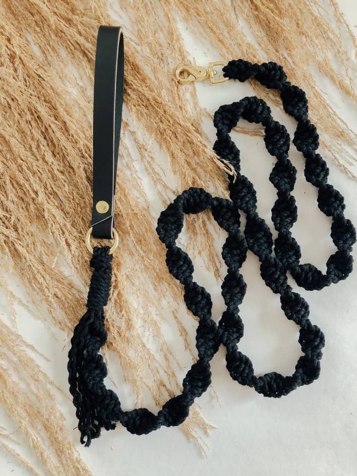 Guinzaglio per cani macramè con manico in pelle - corda nera per la vendita all'ingrosso da parte di EMBER & IVORY