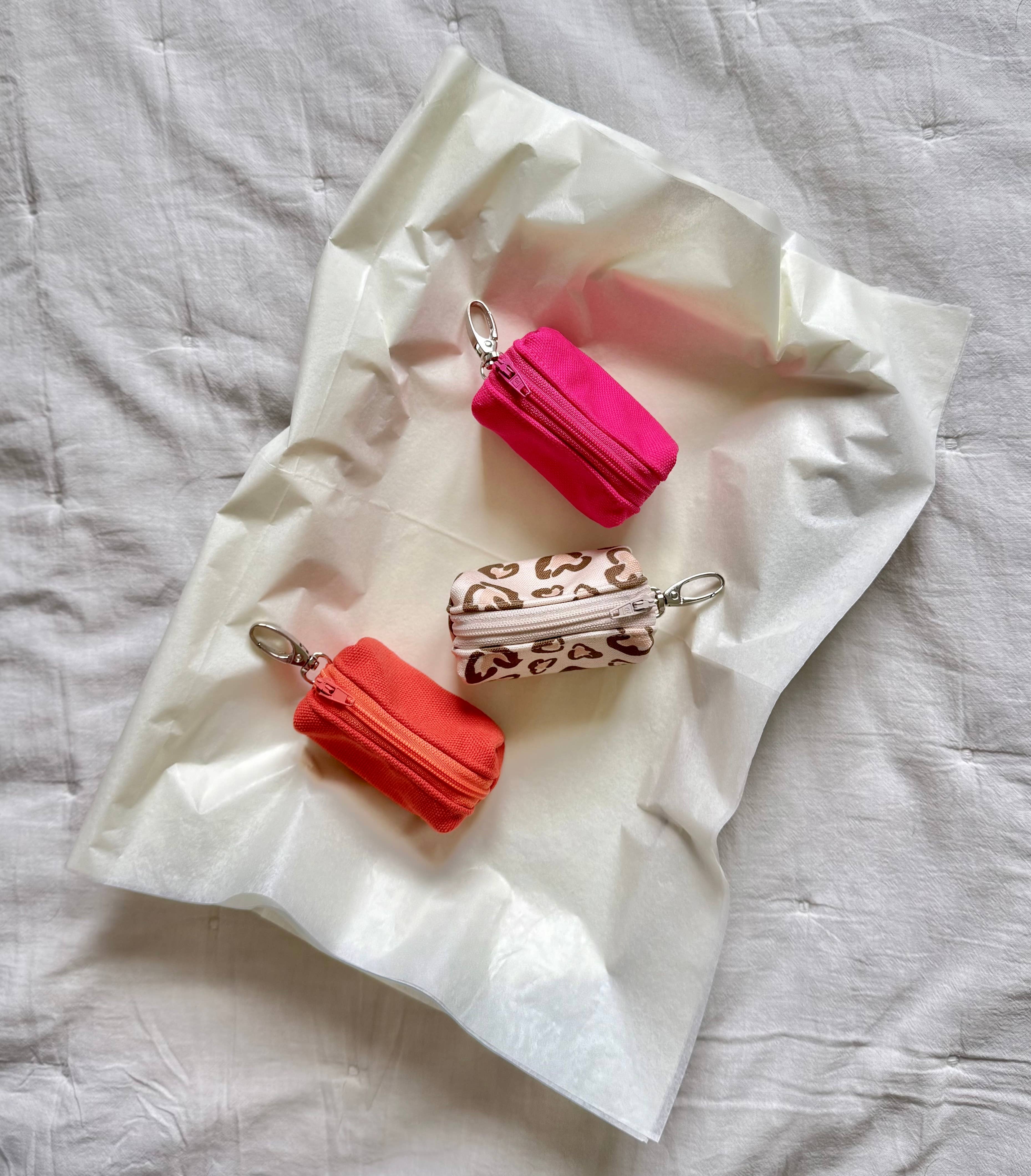 L&Z Dogwear – distribuidor de saco de cocó de cão por atacado – Porta sacos para cães em tecido LEO – compacto com mosquetão3