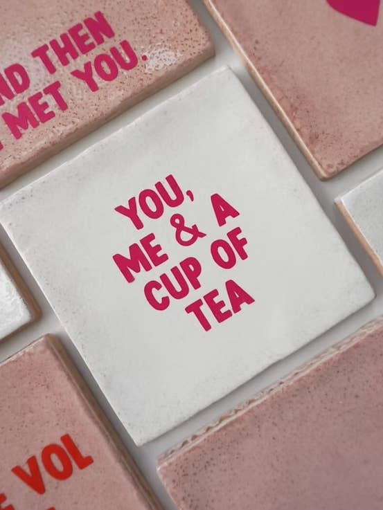 Carreau - Toi, moi et une tasse de thé pour la vente par Studio Meuk