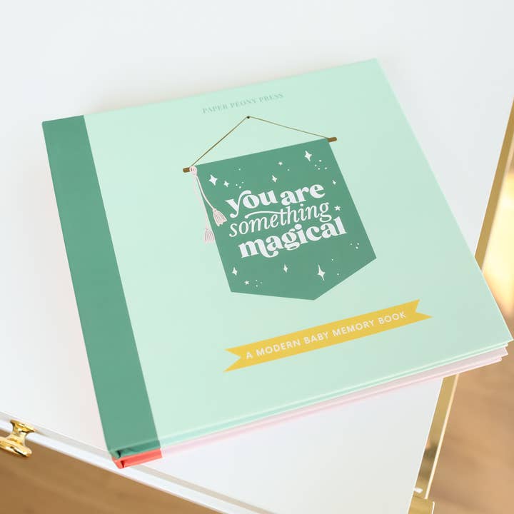 The Baby Memory Book (non sexiste) pour la vente par Paper Peony Press