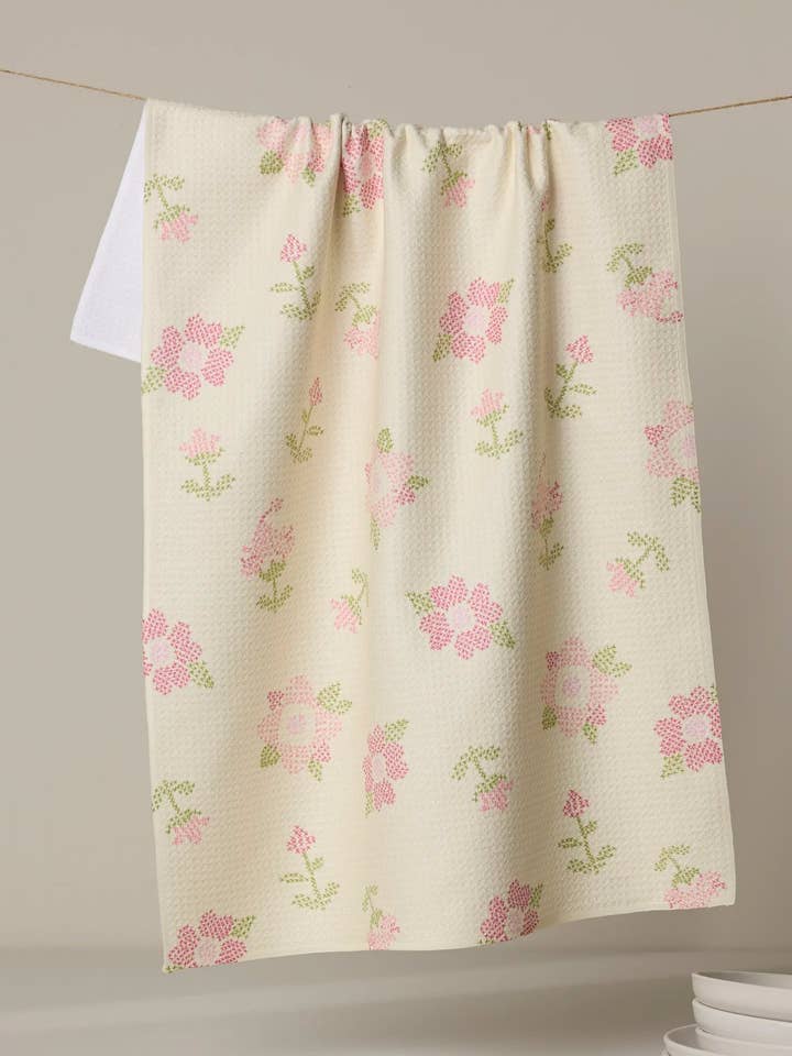 Torchon jaune à broderie florale au point de croix pour la vente par Geometry