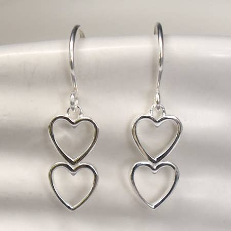 Orecchini a doppio cuore con contorno di giglio per la vendita all'ingrosso da parte di Kali Ma Designs - Sterling Silver Jewellery