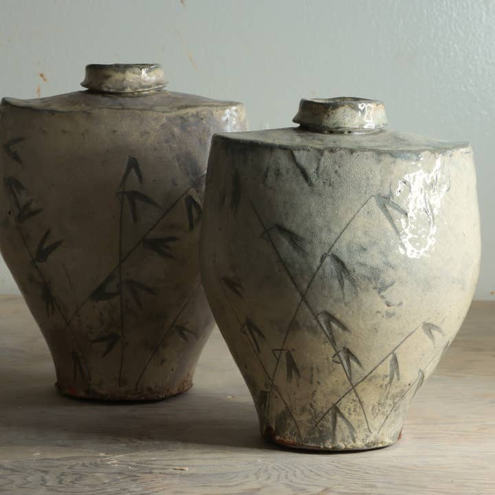 Wilde Tonvase Weiß mit Wildhafer-Motiv für den Großhandel von Matt Fishman Pottery