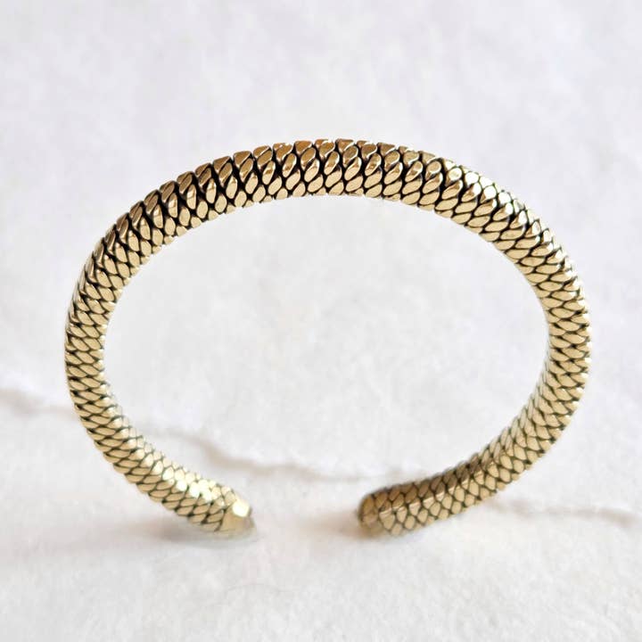 Bracelet jonc en laiton torsadé avec fil tressé. pour la vente par Bisjoux