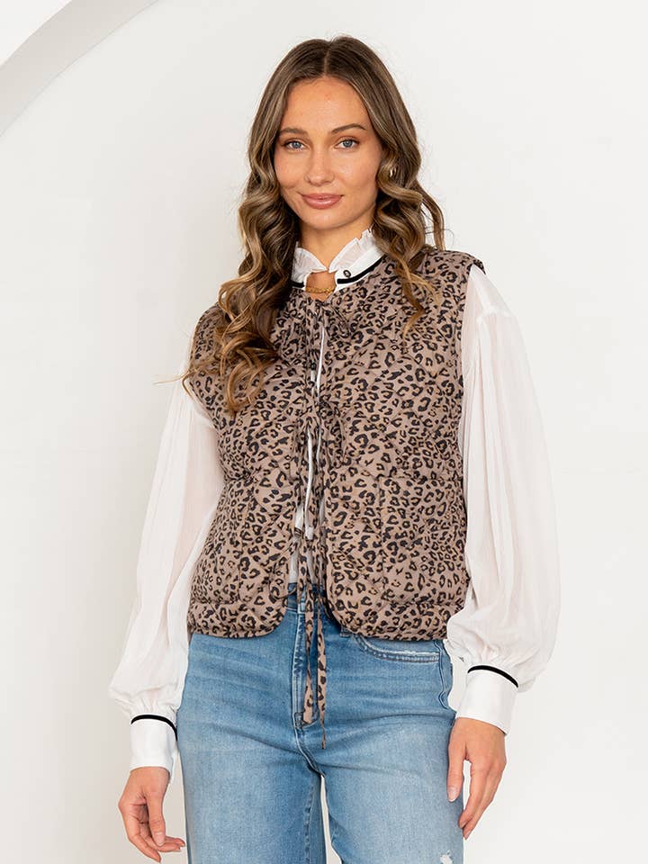 Gilet trapuntato con stampa animalier e orlo arrotondato con fiocco frontale. per la vendita all'ingrosso da parte di Sew In Love
