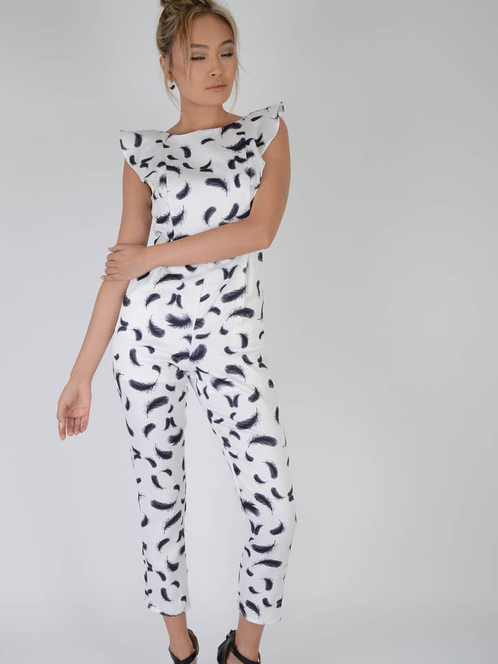 Macacão branco LMS com penas pretas e detalhes de folho por atacado de LoveMyStyle