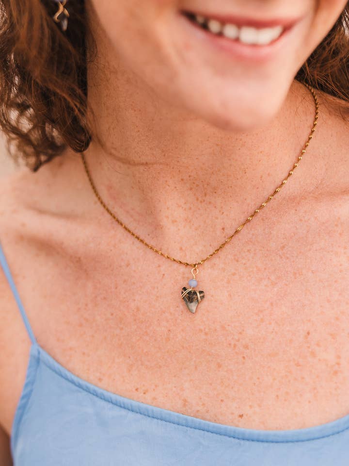 Daisy | Colar com Dente de Tubarão Verdadeiro -- Always Augustine por atacado de Always Augustine