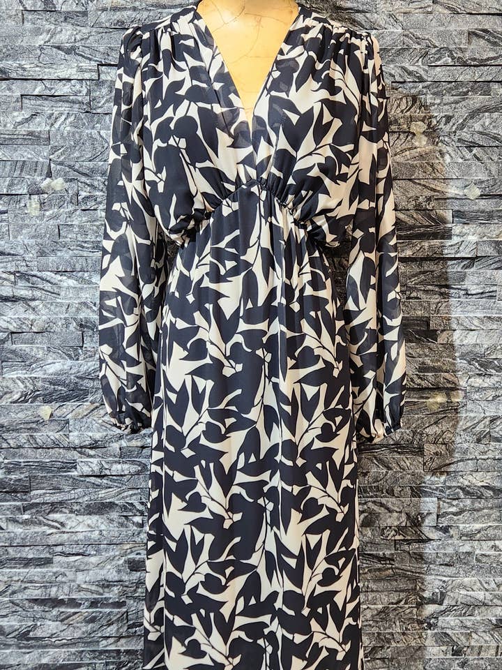 Robe longue fleurie, col V, manches longues 12984 pour la vente par Adilynn DAYMENTEX