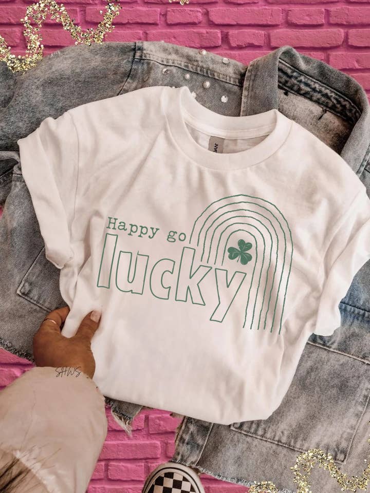 T-shirt graphique Happy Go Lucky Rainbow pour la vente par Shop Hal Wholesale