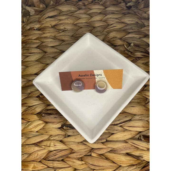 Clous d'oreilles violets pour la vente par Asselin Designs