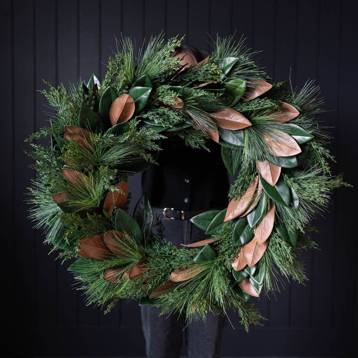 Couronne mixte en magnolia, cyprès de Norfolk et toucher réaliste - 34" pour la vente par Luxe B Co