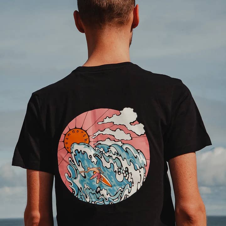 Maglietta RoamNorth Surf Up per la vendita all'ingrosso da parte di RoamNorth